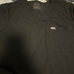 Men’s figs scrub top large